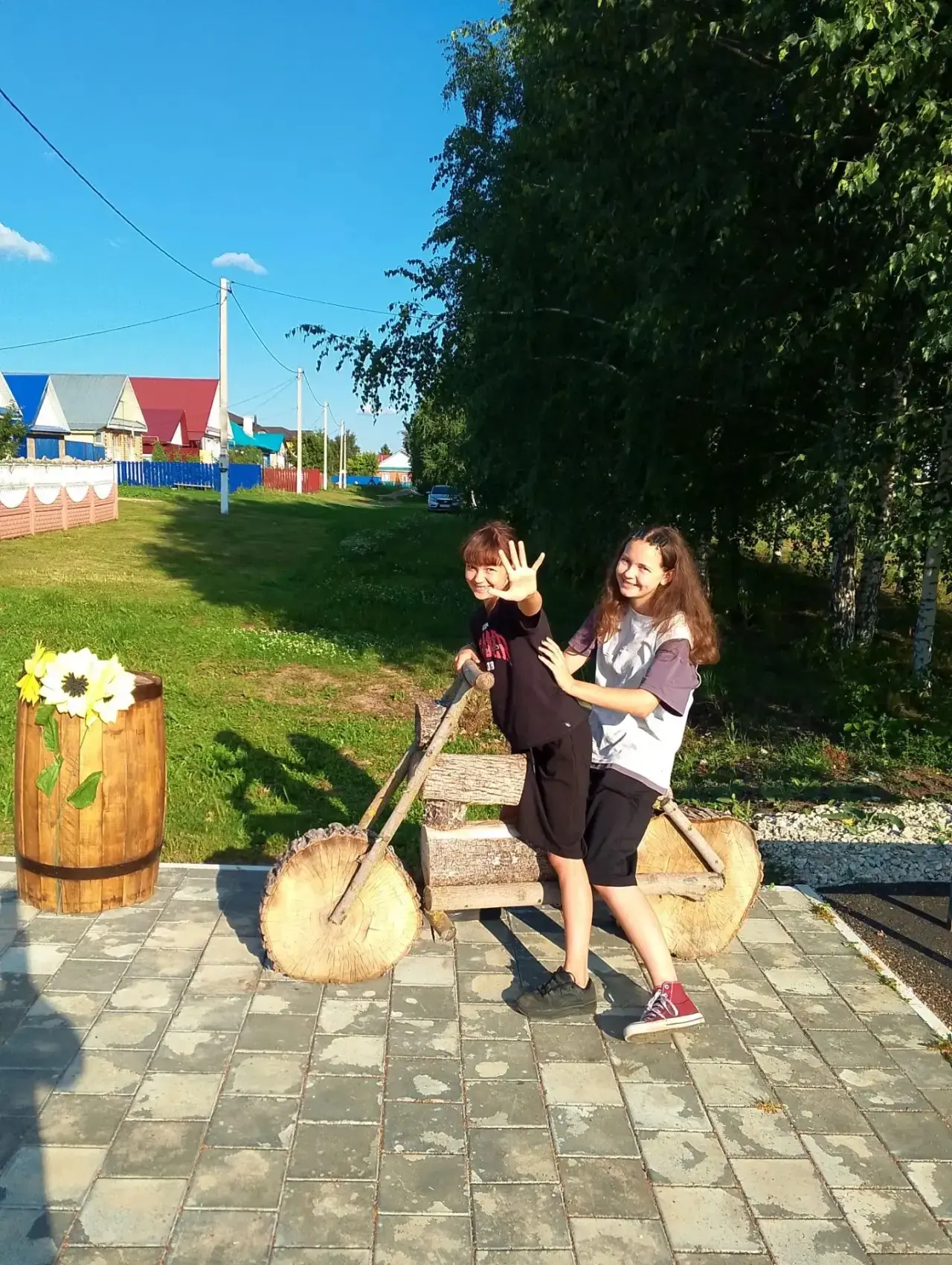 Доброе утро!🙌 Ксения и Ангелина Логиновы шлют вам свой пламенный привет. 👋 🔥Желают хорошего дня и