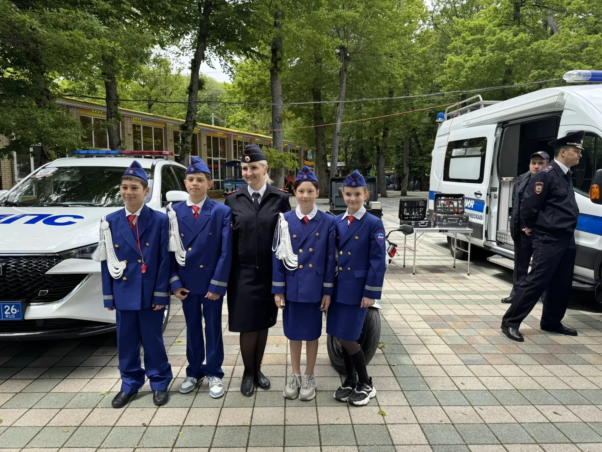 🚓 Юные инспекторы 39-й школы на страже безопасности!
👮‍♂️👮‍♀️Отряд ЮИД «Дорожный дозор» нашей шко