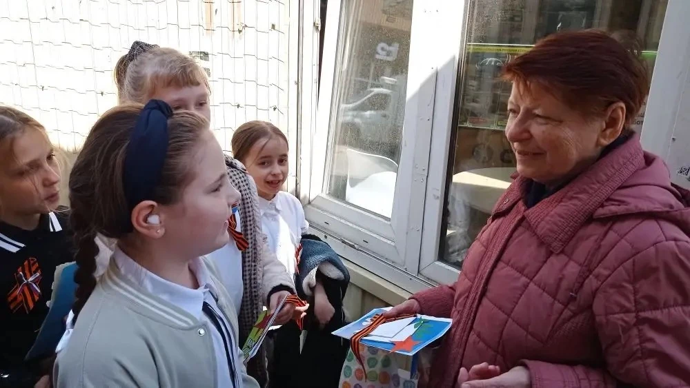 Маленькие сердца, большая Победа: 3 «Б» дарит тепло горожанам В преддверии великого праздника — Дня 