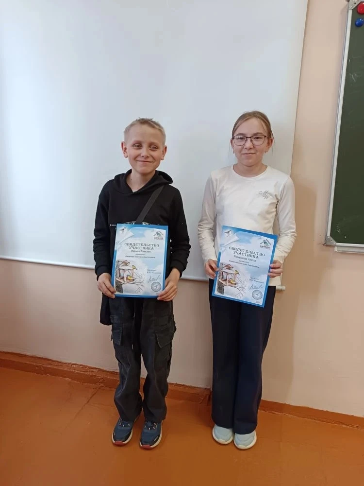 🌿 Активисты кружка «Зеленый патруль» Иванов Михаил и Богданова Алена, учащиеся 5 "Б" к...
