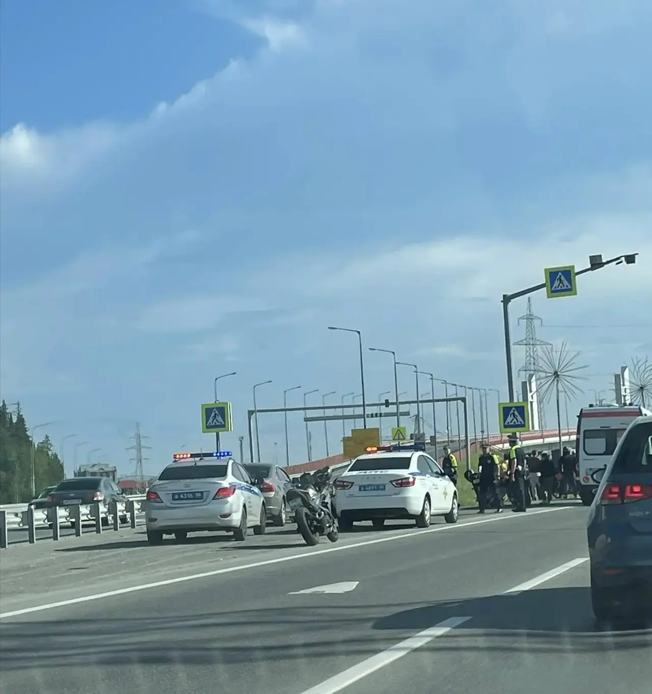 Друзья, будьте предельно внимательны! 🚦 Серьезное ДТП произошло на пешеходном переходе...