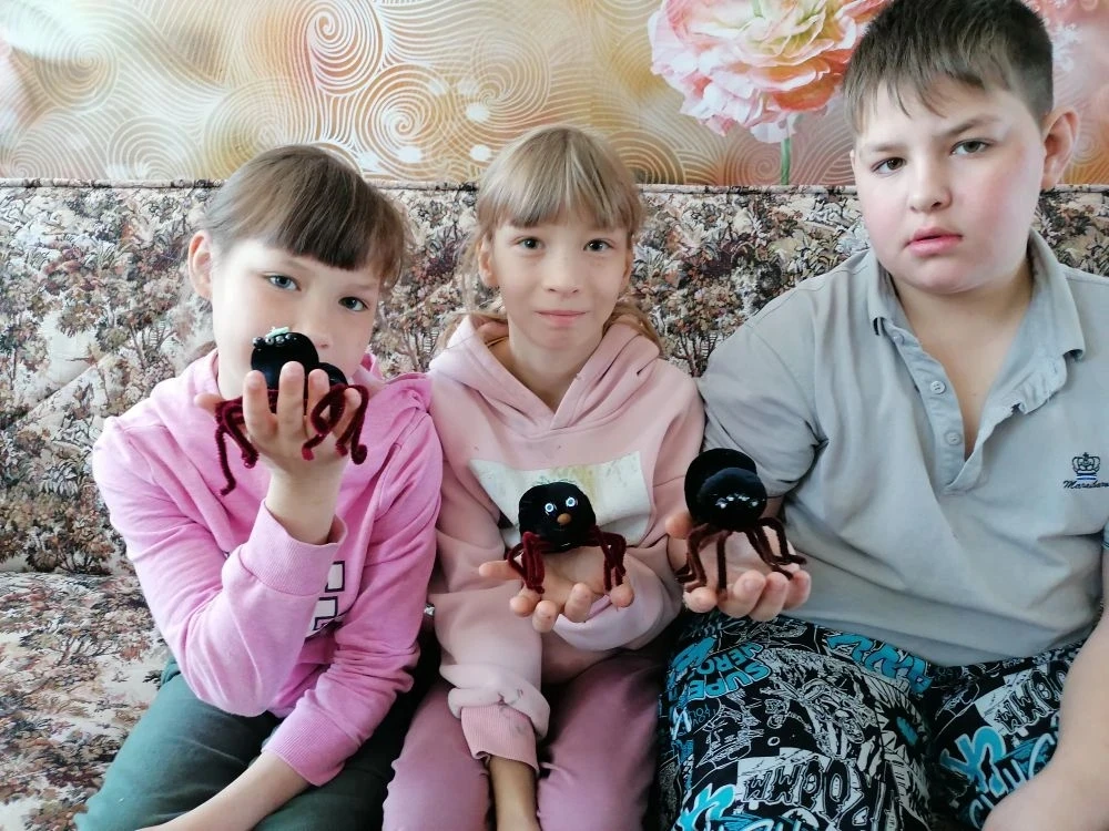 🕷Наши ребята создали забавных паучков при помощи нитки, иголки, лоскутков ткани и сине...