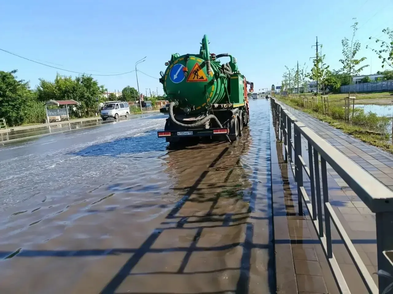 🌧 После сильного ливня в Краснодаре продолжают устранять подтопления

По данным МЦУ Краснодара, 13 