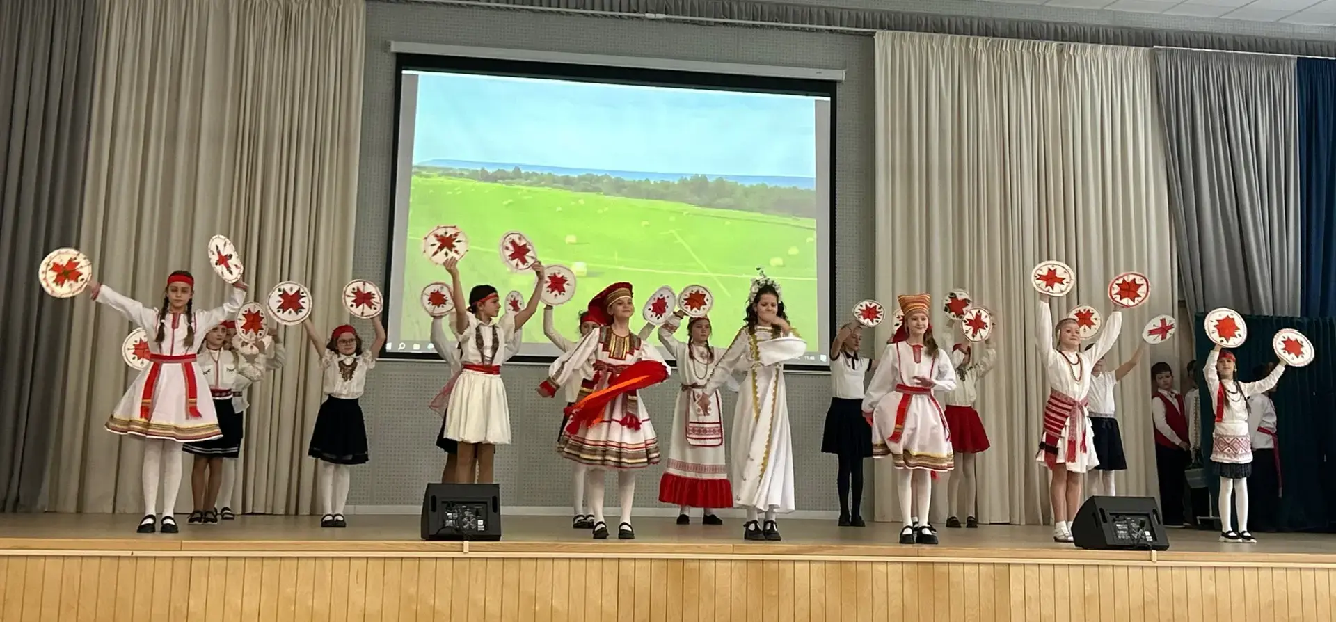🇷🇺 Фестиваль «В дружбе народов — единство России» набирает обороты! 💥  3 классы открыли новую главу 