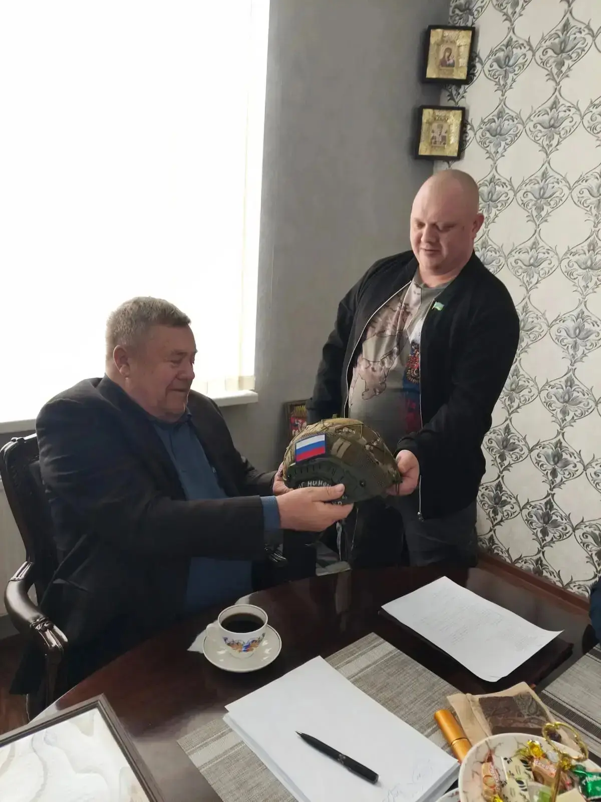 Депутат районного Совета  Андрей Леднев вместе с руководителем фонда помощи нуждающимся...