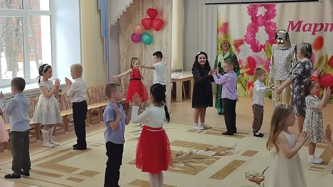 В весёлой, добродушной обстановке в ДО «Светлячок» прошел праздник, посвященный Международному женск