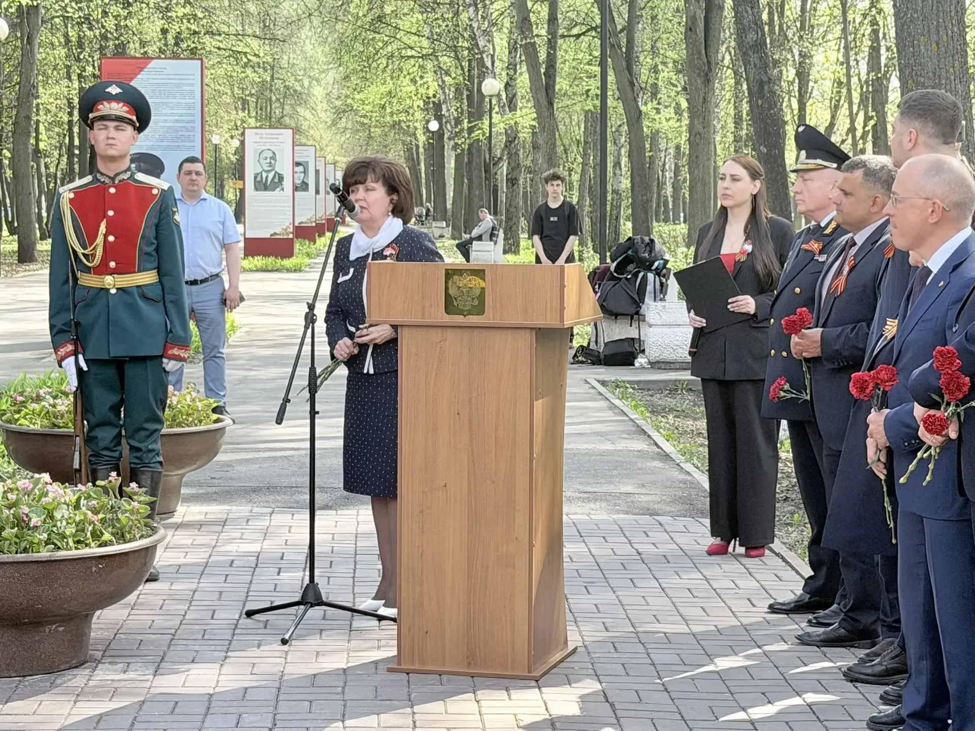 🕊️ Пока мы помним — герои живы Сегодня ученики 9Е класса вместе с классным руководителем Васильевой 