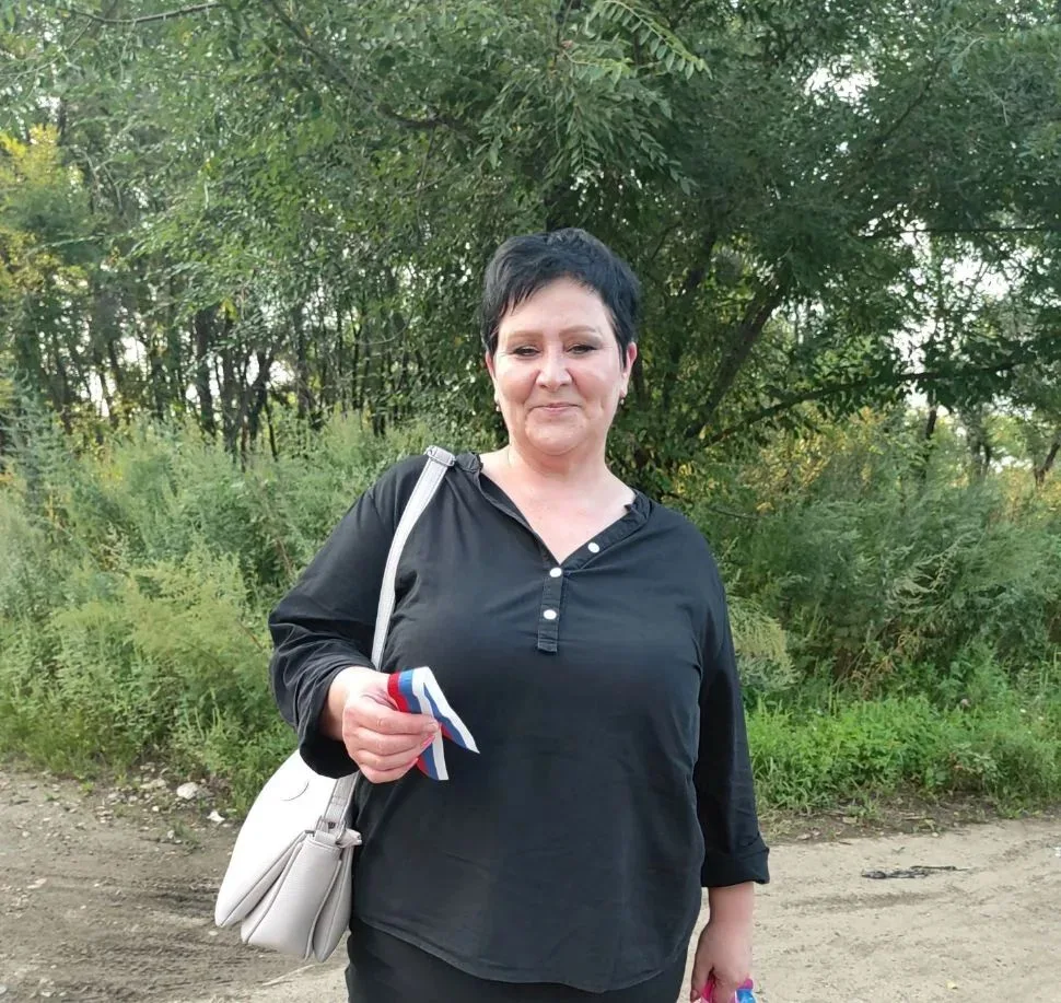 В селе Барано‑Оренбургское прошла акция " Триколор: символ единства". Сотрудник библиот...