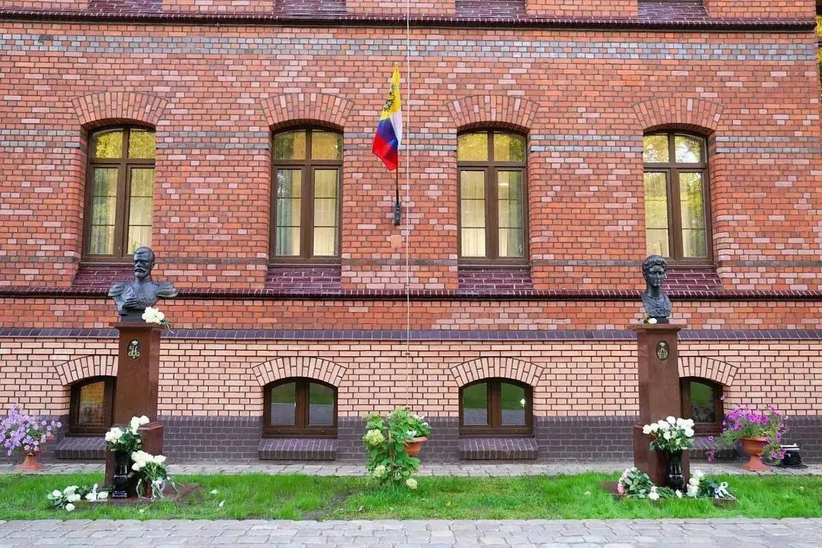 👑🏛️ В Гусеве торжественно открыли бюсты императора Николая II и императрицы Александр...