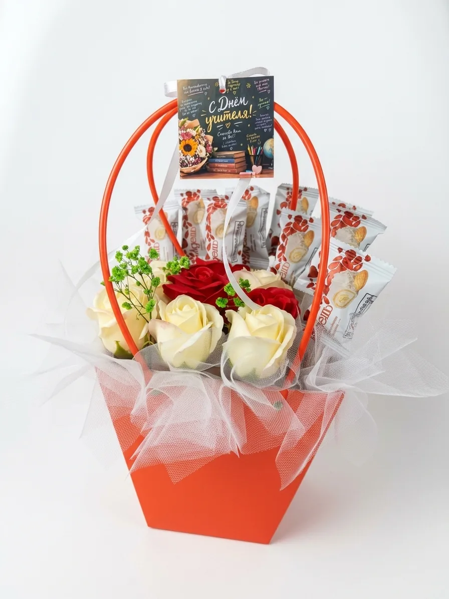 Подарочный бокс 20×20 см «Сладкие розы» 🌹🍬