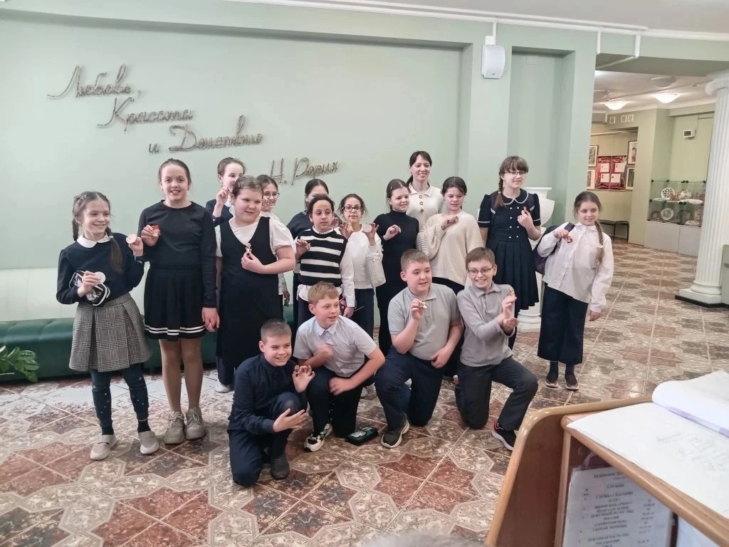 🏫 Вчера ученики 4 «А» и 4 «Б» классов посетили художественную школу имени Бузовкина.  ✅Ребята познак