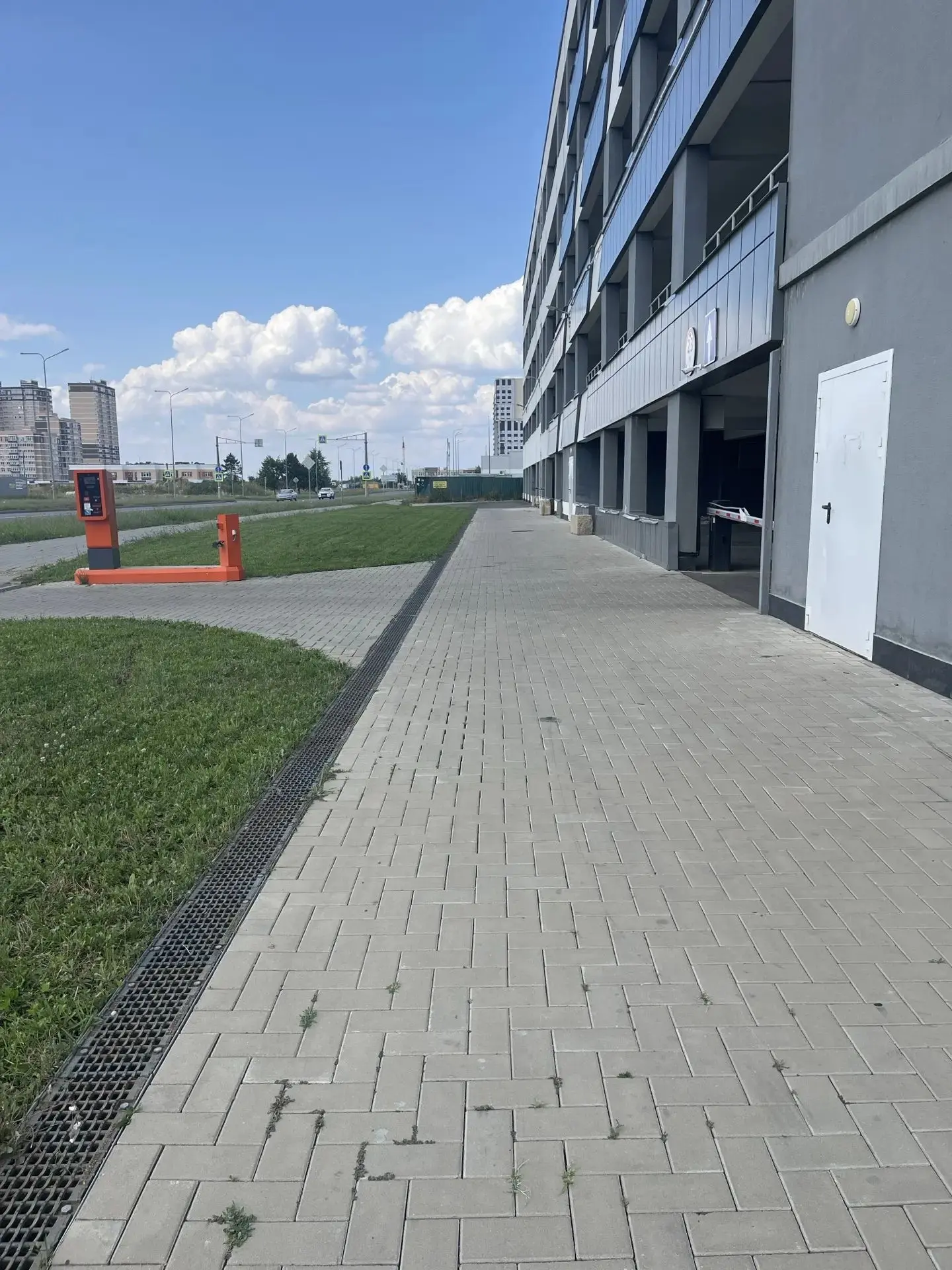 Произведена стрижка газонов и уборка паркинга "Экспоград"