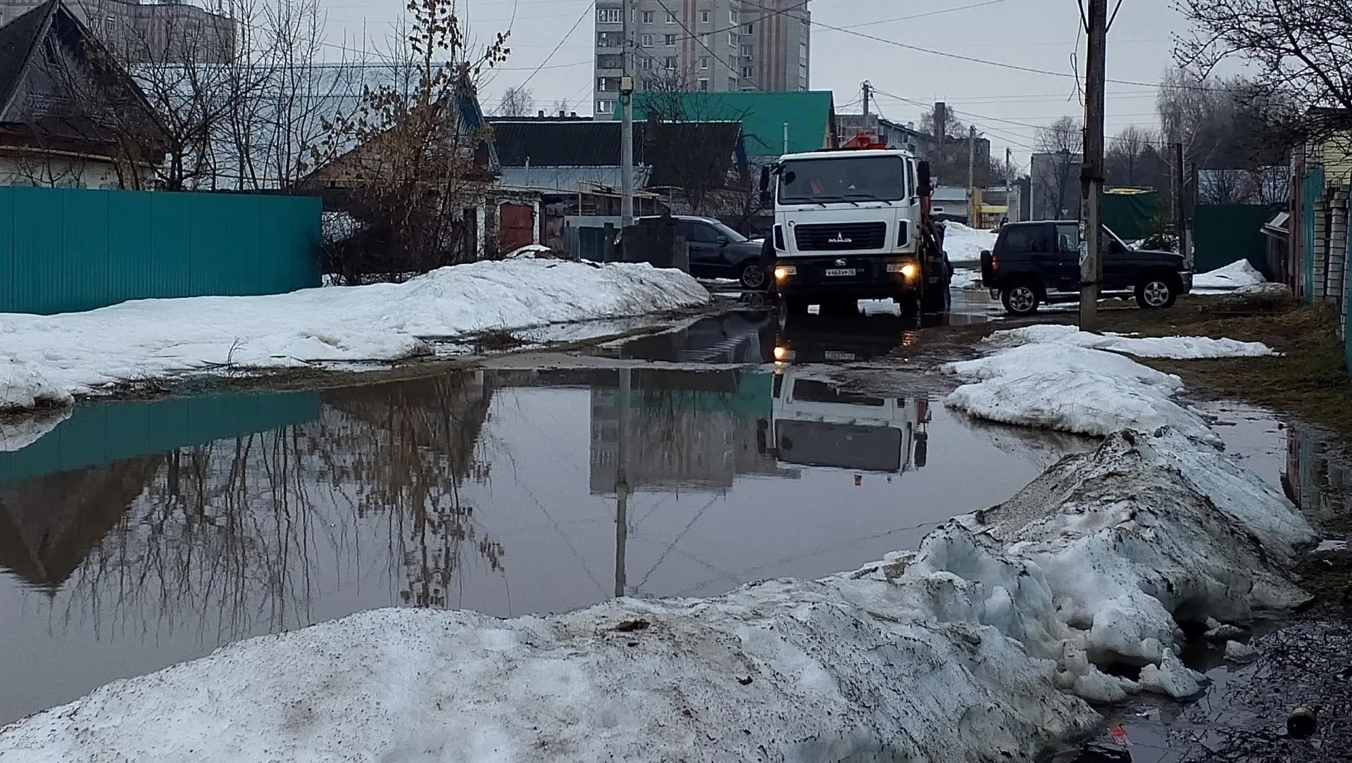 ⚒️ В Волжске в усиленном режиме откачивают воду с затопленных дворов  В частном секторе Волжска прод
