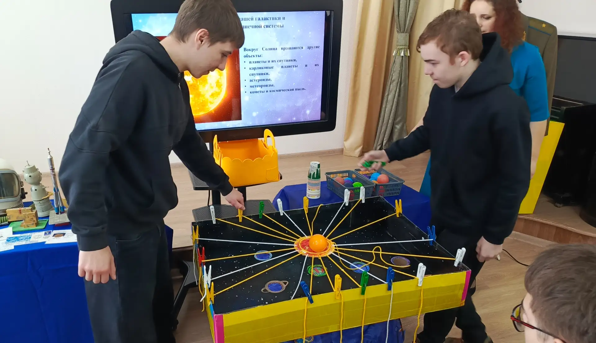 🚀 Студенты группы ЭЛ-11 (куратор Л.С. Черных), группы ТО-11 (куратор С.Б. Либерова) и библиотекарь Н
