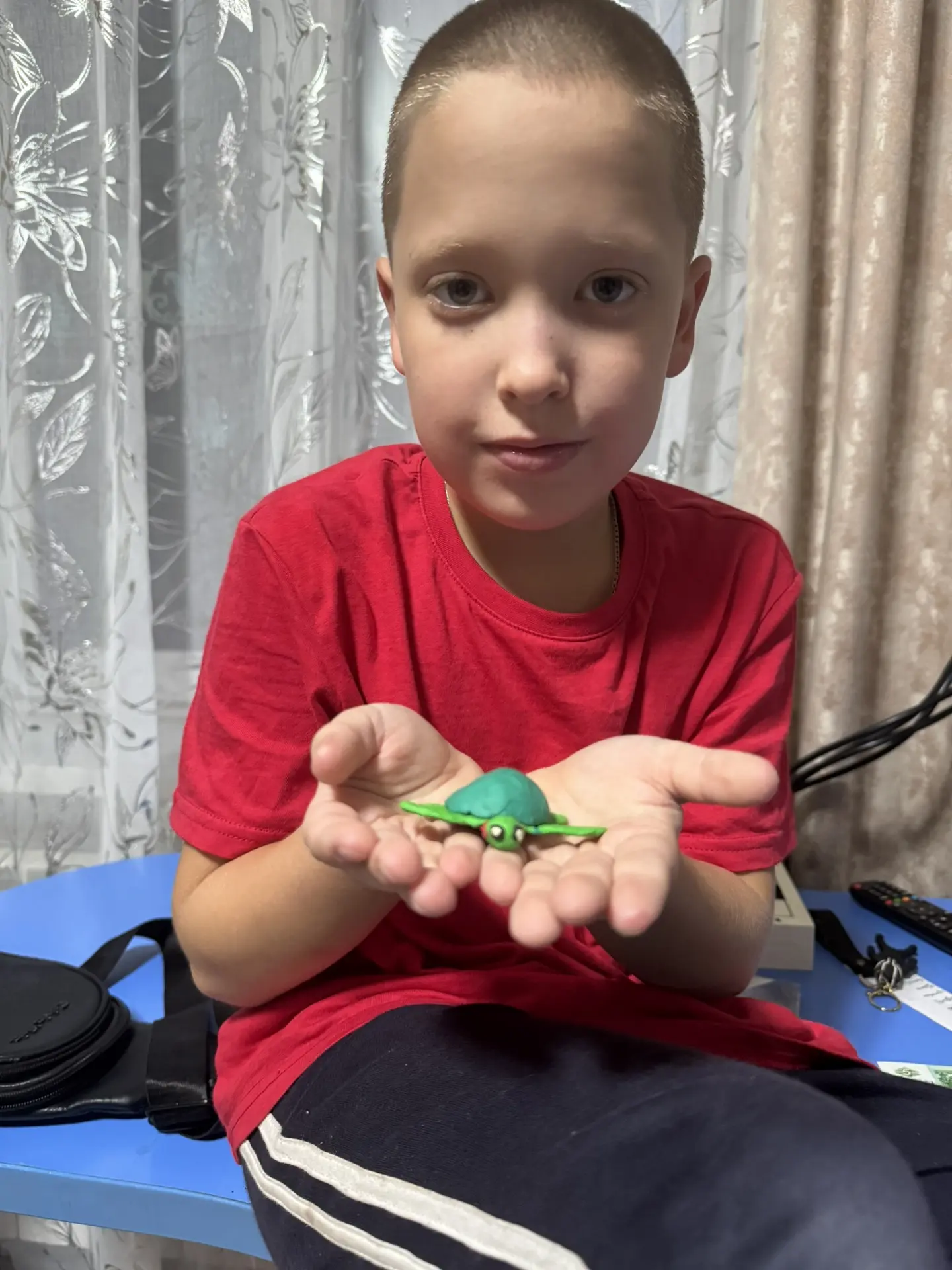 Богдашик в школе на изо слепил черепашку🥲