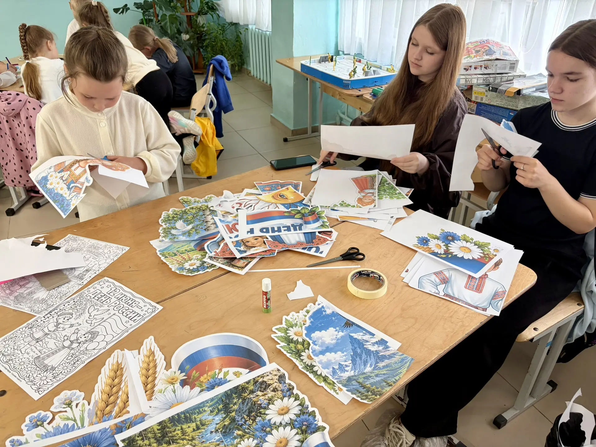 «Окна России» в нашем лагере! 🖌️

Сегодня в нашем пришкольном лагере прошёл творческий мастер-класс