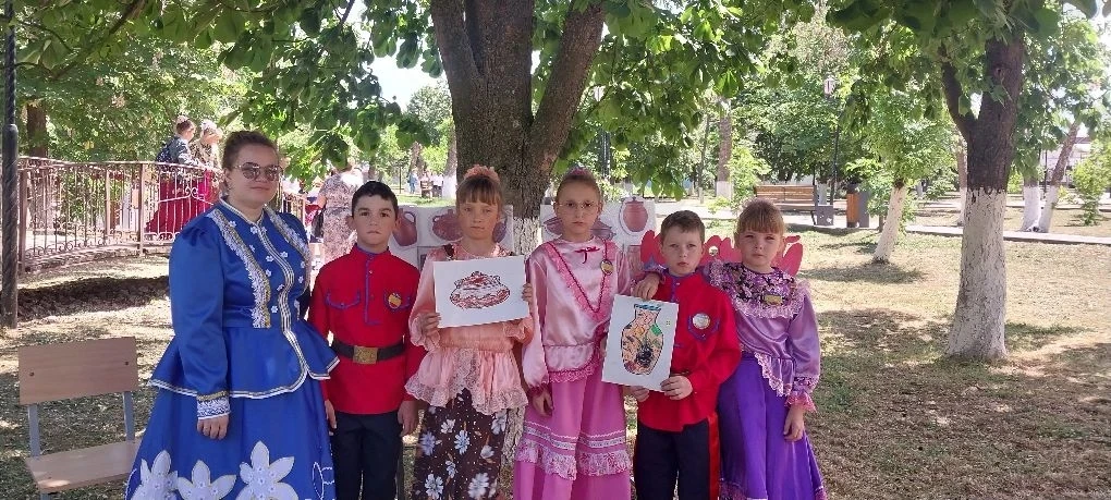 Учащиеся 2,3 классов участвовали в районном фестивале "Казачок Дона". Юные казачата исполнили песню 