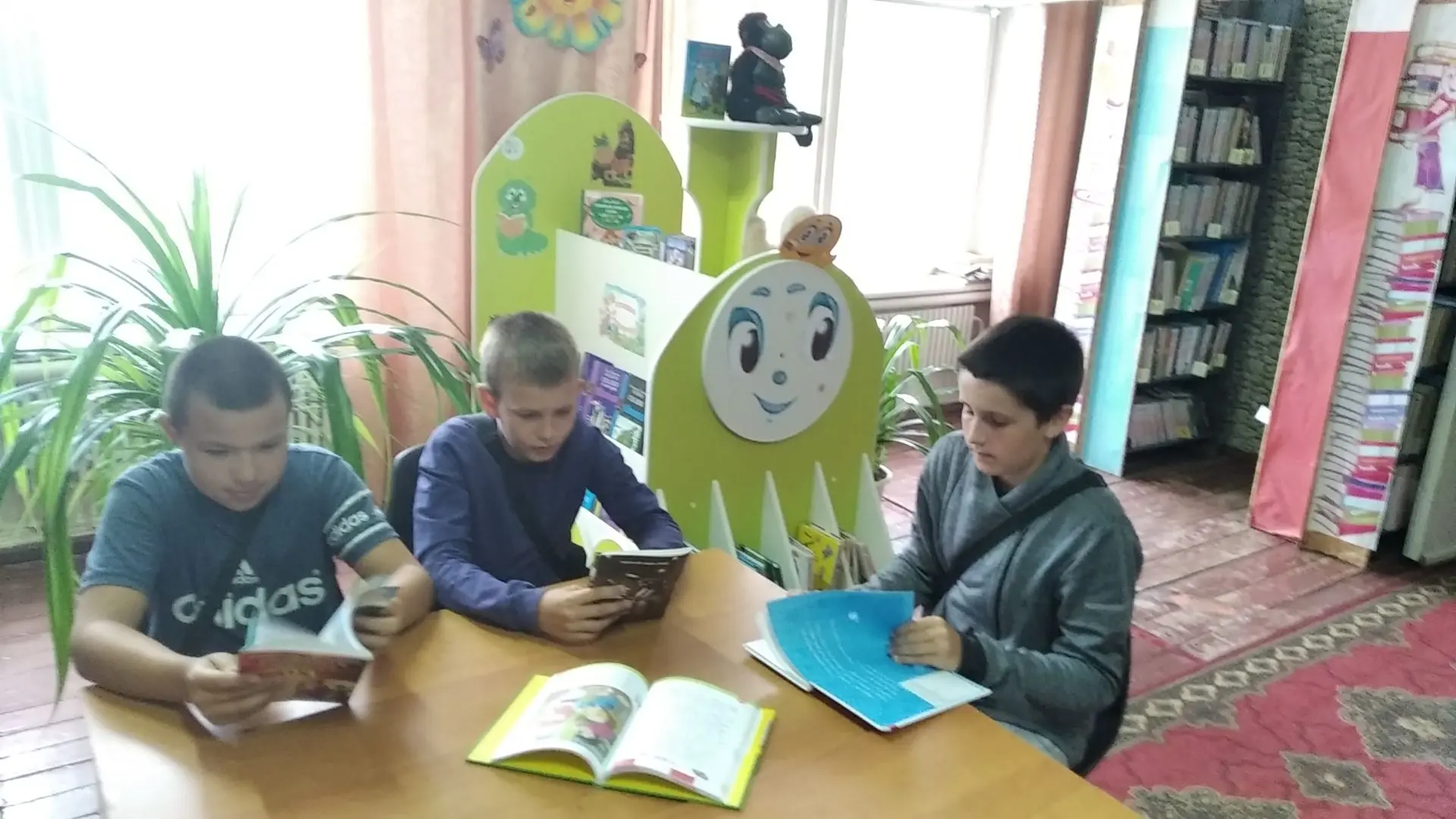 Во Всесвятской библиотеке состоялась интеллектуальная игра по ПДД под названием «Дорожн...