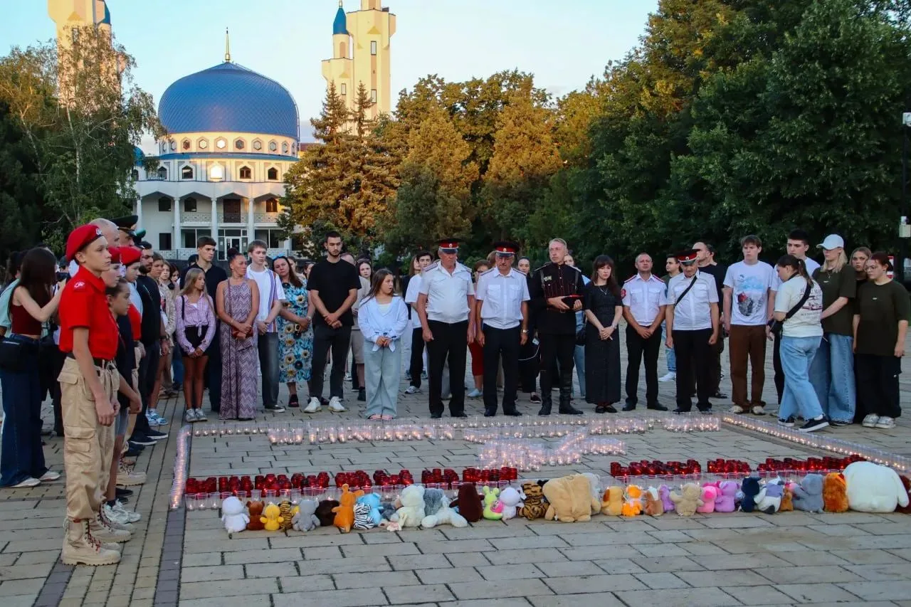На площади Дружбы в Майкопе прошла акция «Свеча памяти», посвящённая Дню памяти детей — жертв войны 