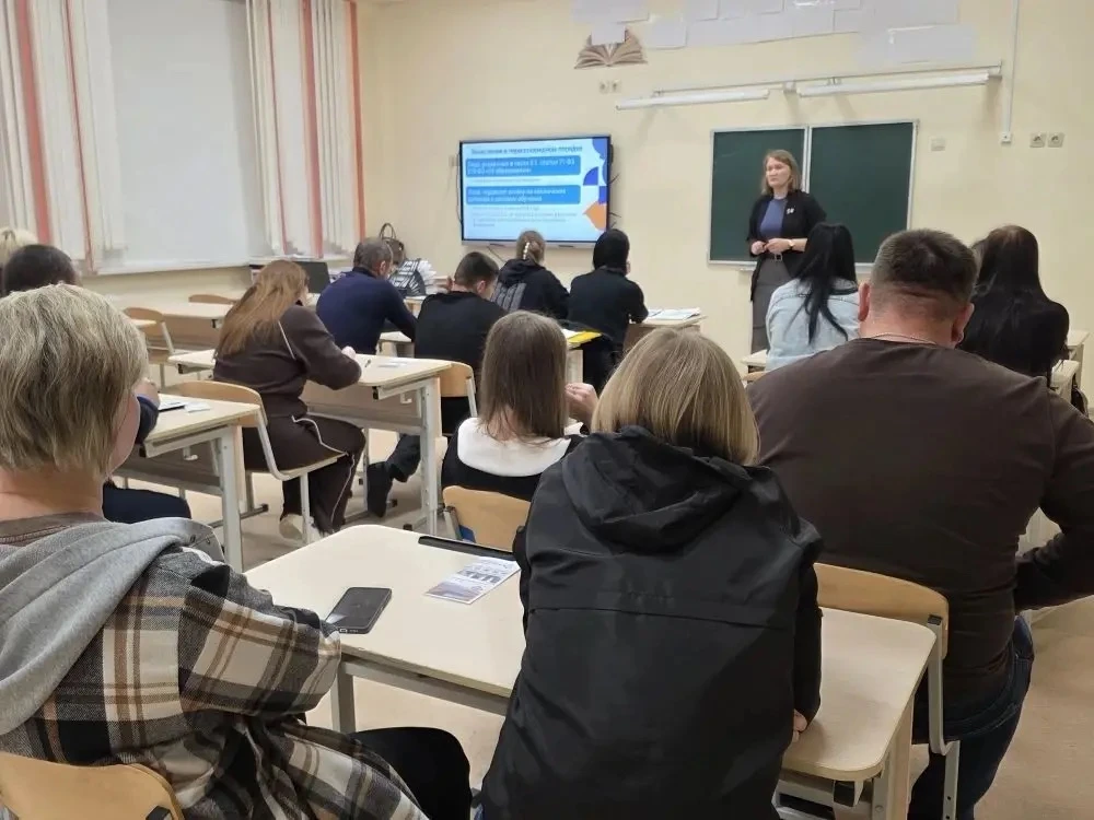 Планируем будущее заранее: встречи с родителями в школах №19 и №20 🤝🎓  Выбор профессии — это решение