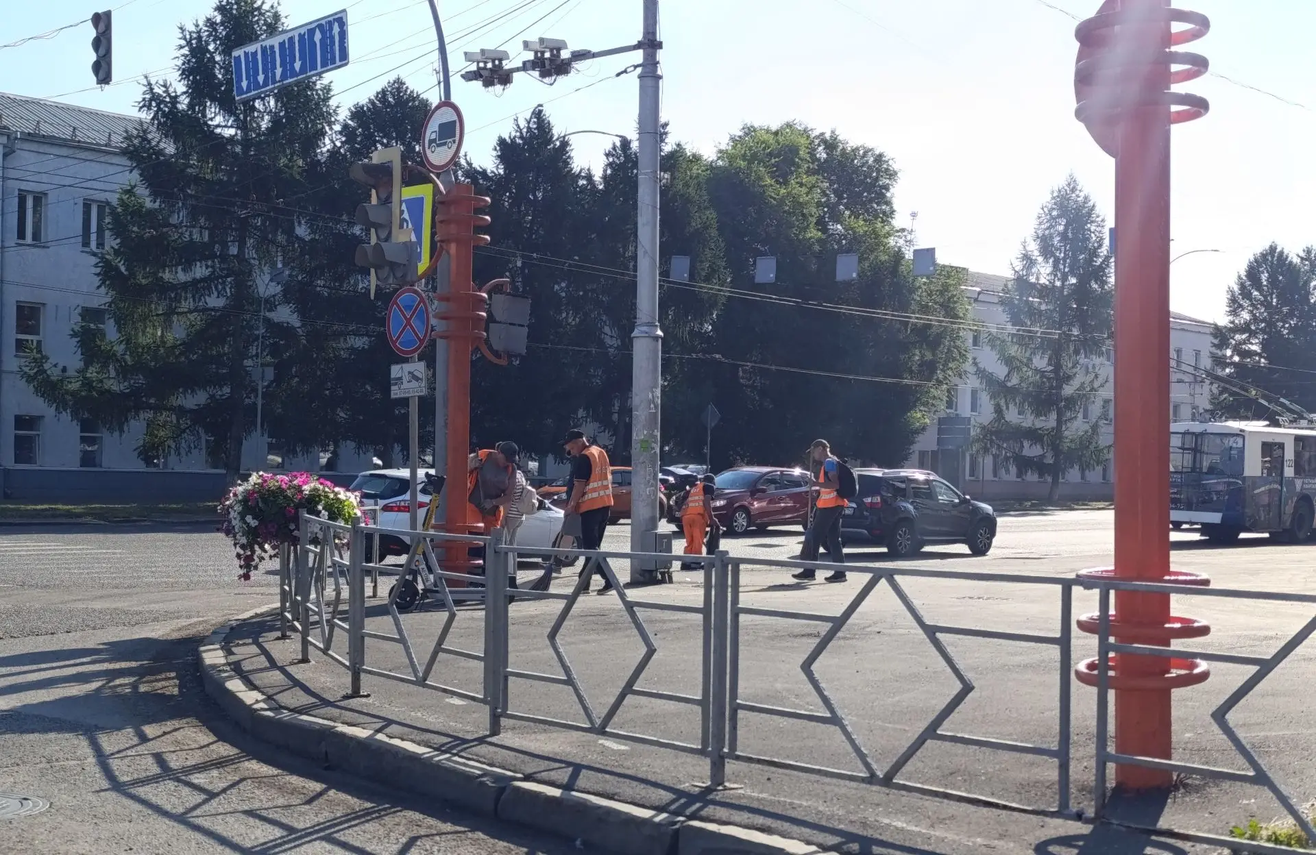 Сегодня 2 июля на уборке дорог города и прилегающих к ним территорий дорожными предприятиями и предп