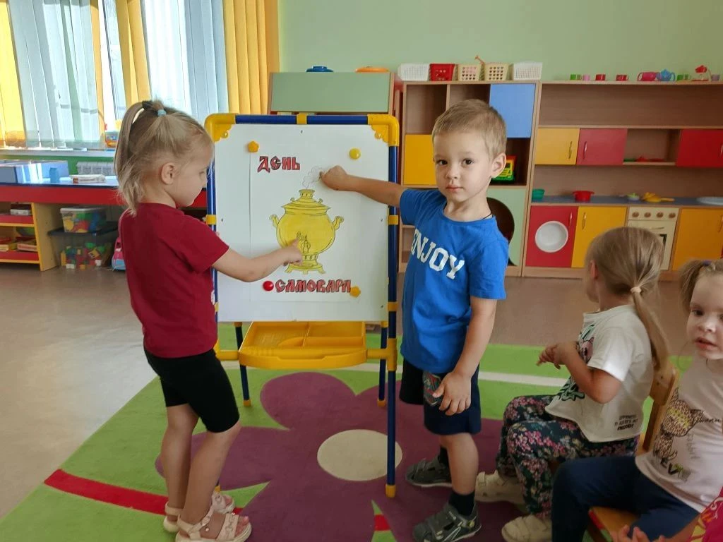18 августа.День Знакомство детей младшего возраста с предметом русского быта - самоваро...