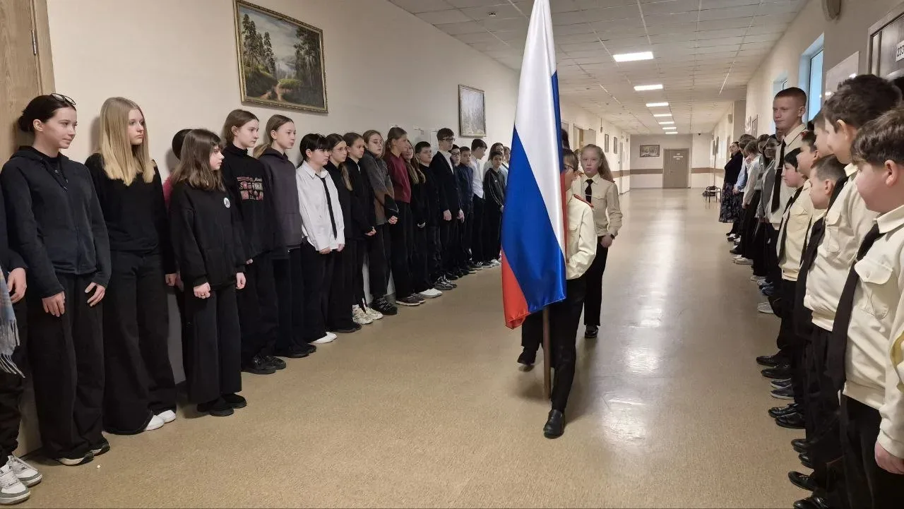 🌟 Утро понедельника в лицее началось ярко и торжественно — с линейки, выноса флага и гимна! 🇷🇺  А по