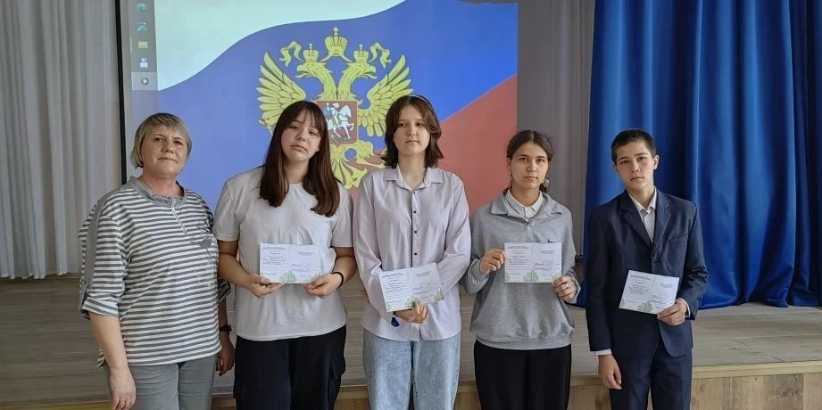 🇷🇺 Традиционно новая учебная неделя в нашей школе начинается с торжественной церемони...