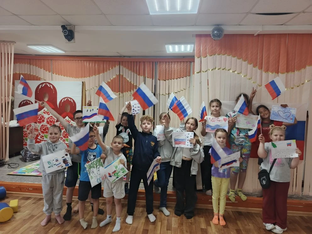 ‎💥Сегодня, ребята, посетившие детскую игровую комнату "ДеТвоРа", приняли участие в выставке "Рисуй,