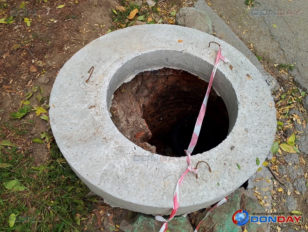 В Волгодонске люк в одном из дворов на улице Ленина снова тал опасным для жителей.