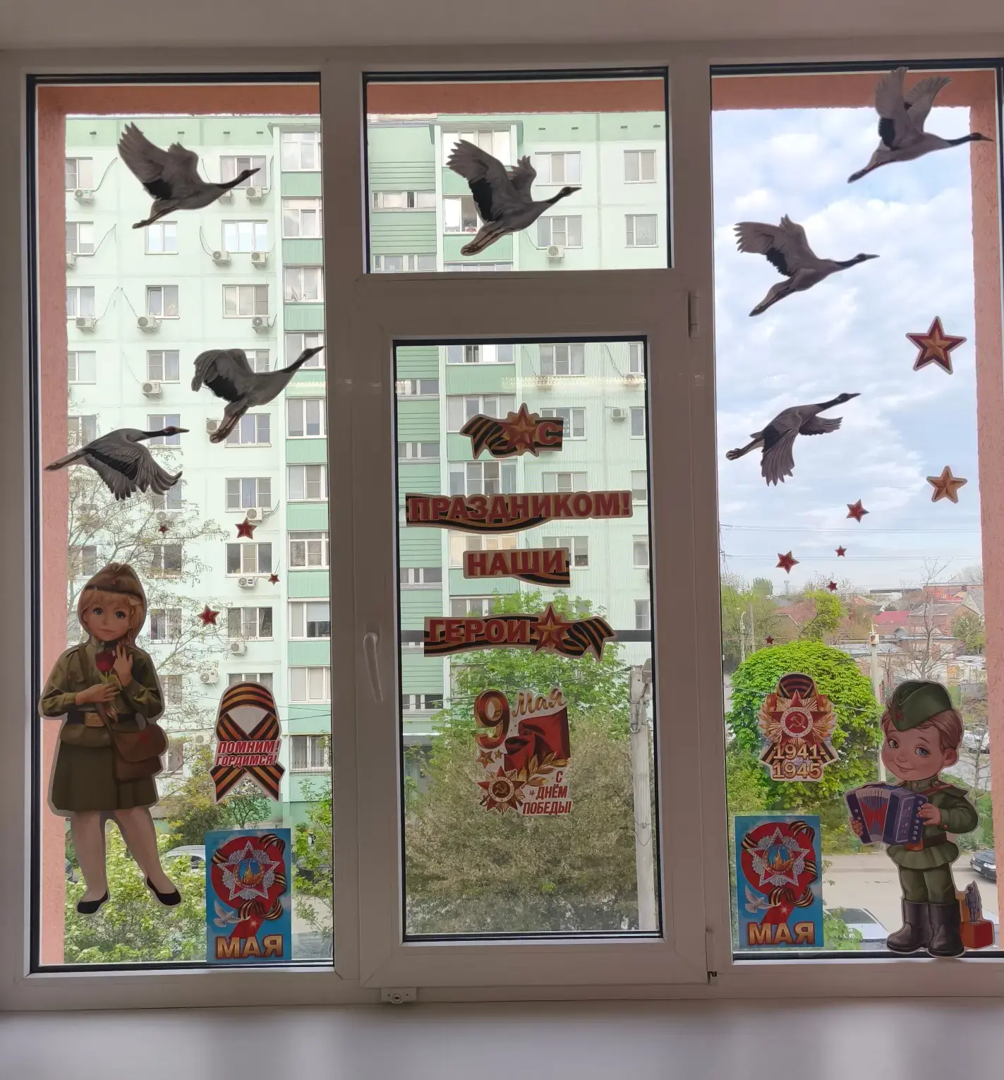 Обучающиеся 1-9 классов МАОУ «Школа 10» продолжают принимать  участие во Всероссийской акции «Окна П