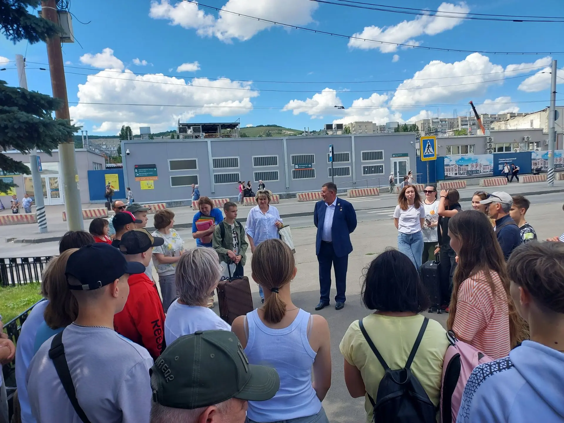 Проводил на ЖД-вокзале школьников, удостоенных чести представлять Саратовскую область н...