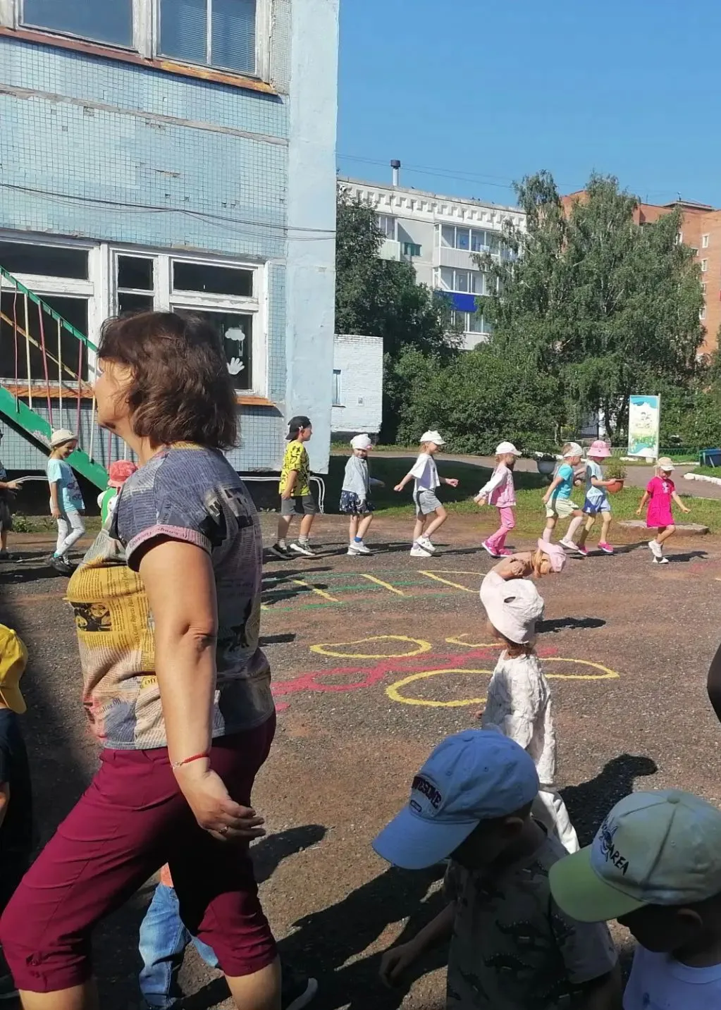 В преддверии "Дня физкультурника"  в нашем детском саду прошли веселая зарядка и подвиж...