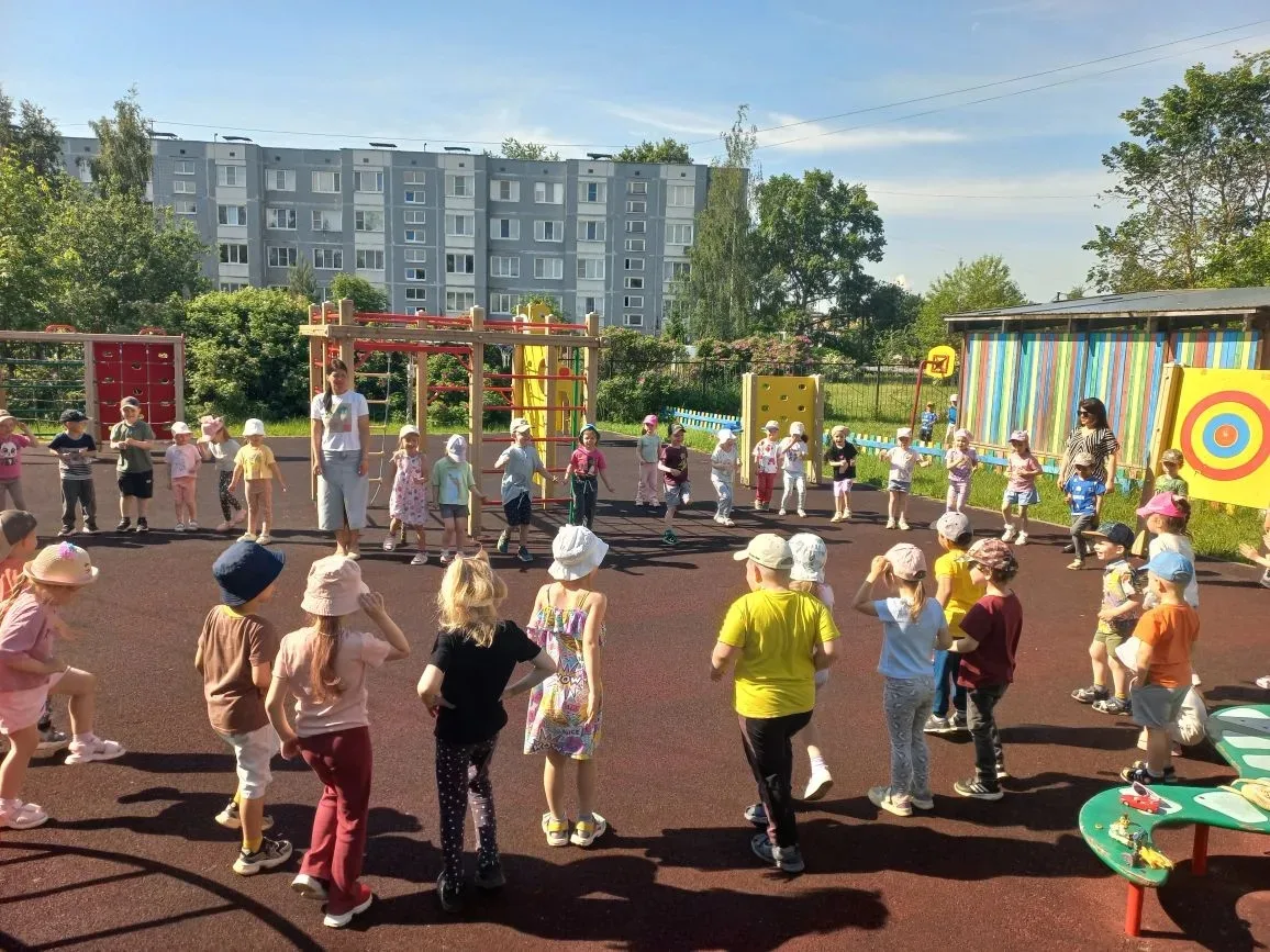 Мы на улице гуляем,
Не скучаем, напеваем,
Танцуем и играем,
Солнце в небе зажигаем!