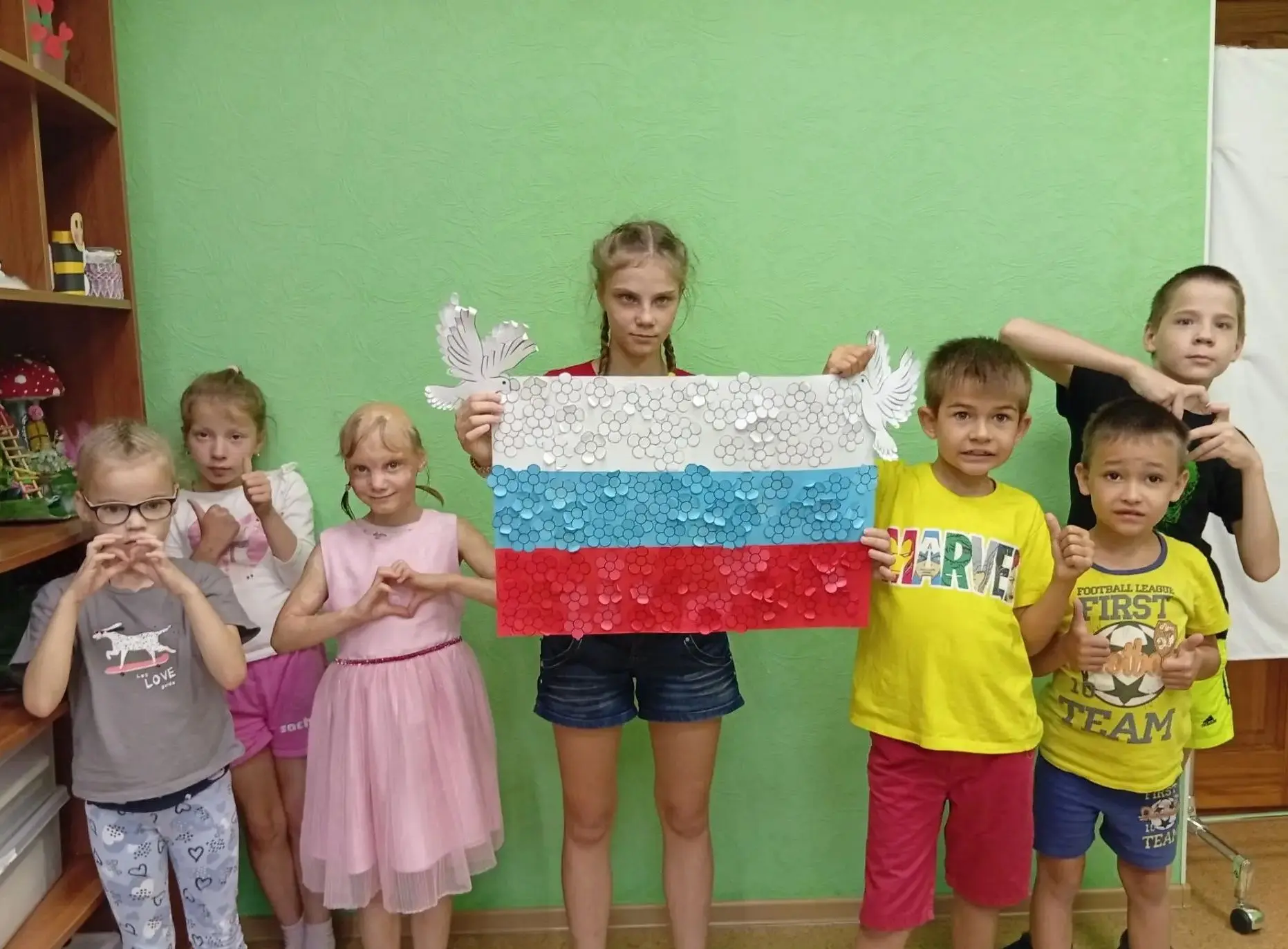 Бумага, ножницы, три цвета — готов главный символ страны.