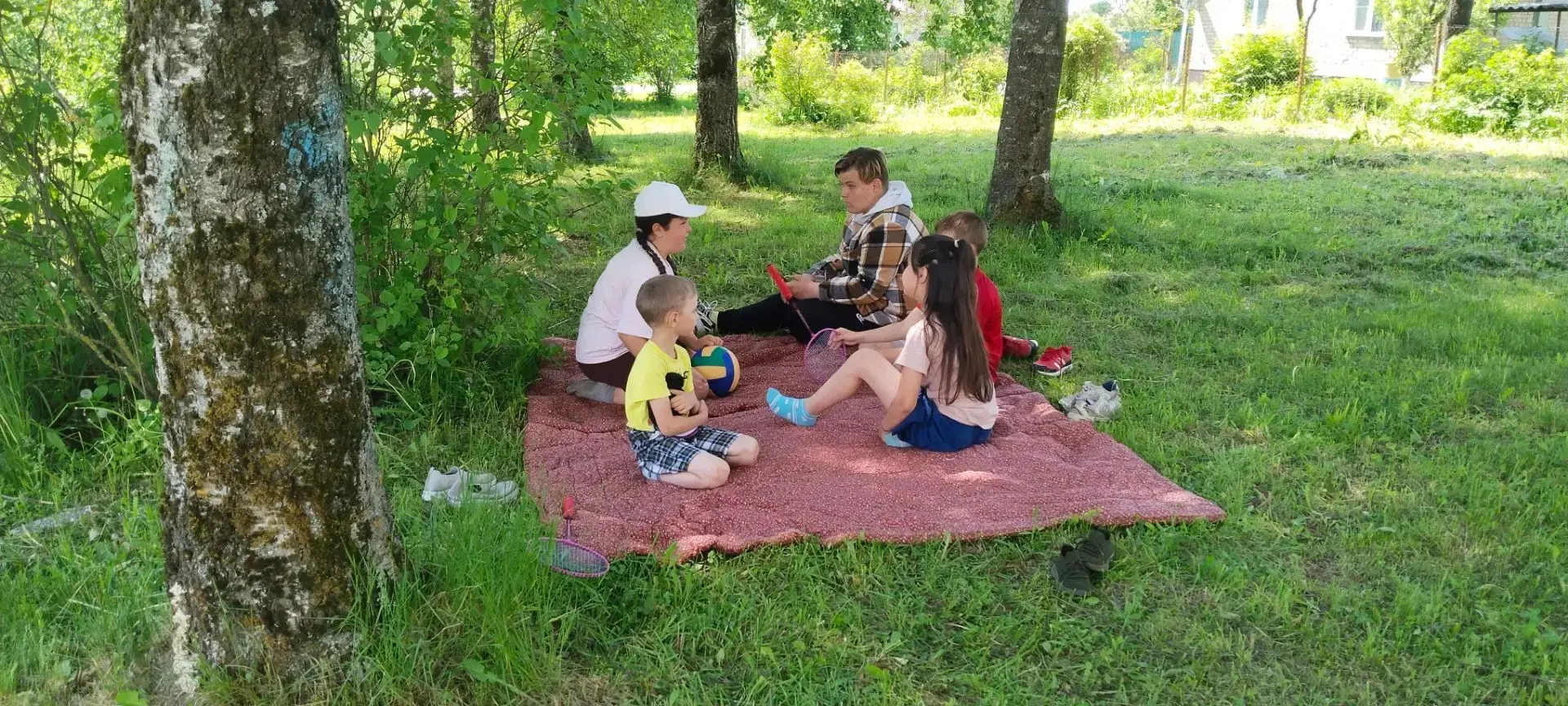 Вот и прошёл ещё один день лагеря «Неугомоны» в Алёшинской школе. День выдался насыщенным и интересн