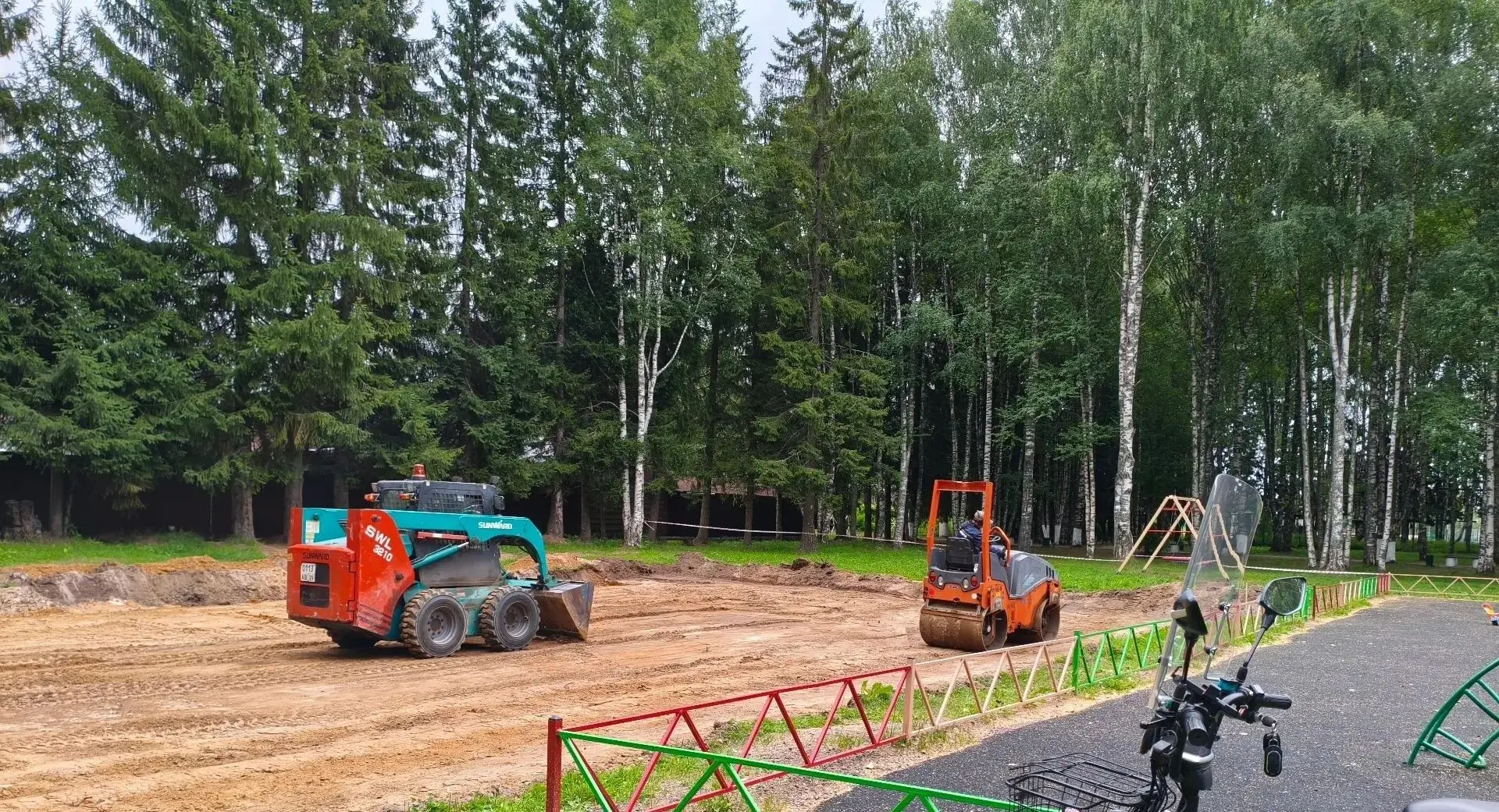В парке Победы поселка Березник Виноградовского округа обустраивают основание под площа...