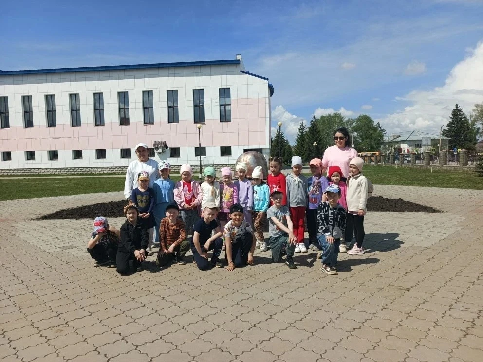 ☀️ 🤍💙❤️ В преддверии Дня Победы воспитанники подготовительной группы "Радуга" 🌈 (вос...