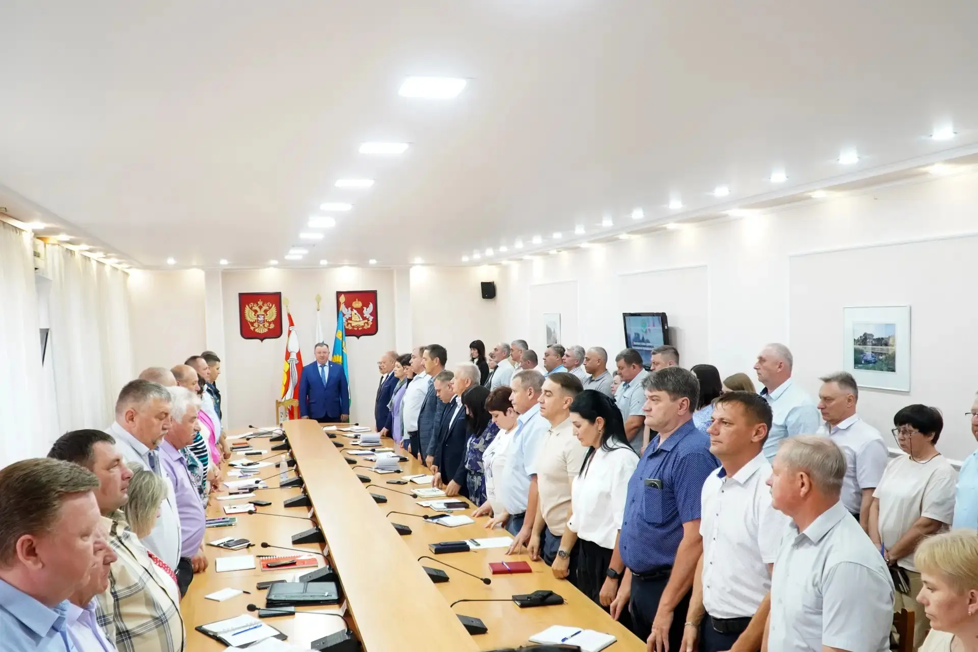 🔥 Планерка у главы администрации района Романа Береснева началась сегодня, 22 июня, с минуты молчан