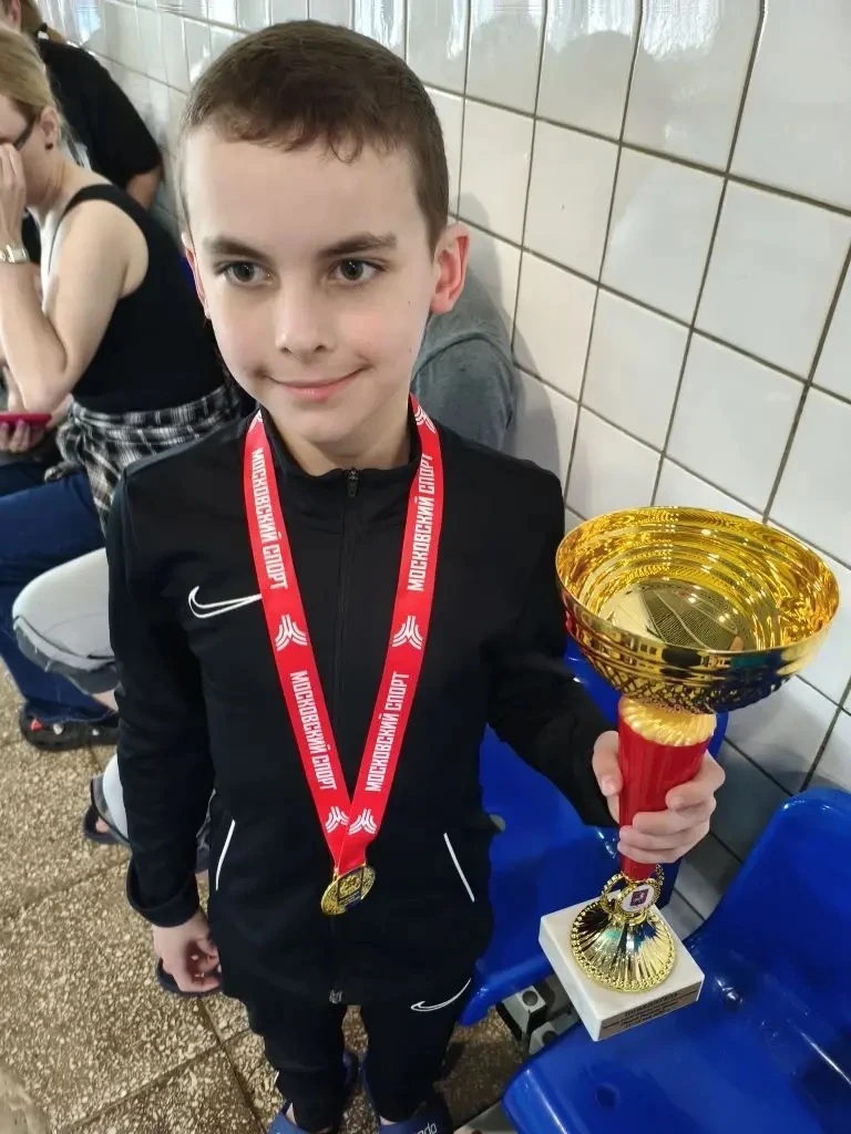 🏊‍♂️ Когда упорство, сила воли и любовь к спорту приводят к победе!  🥇 Наш ученик 4 «Э» класса Марк 