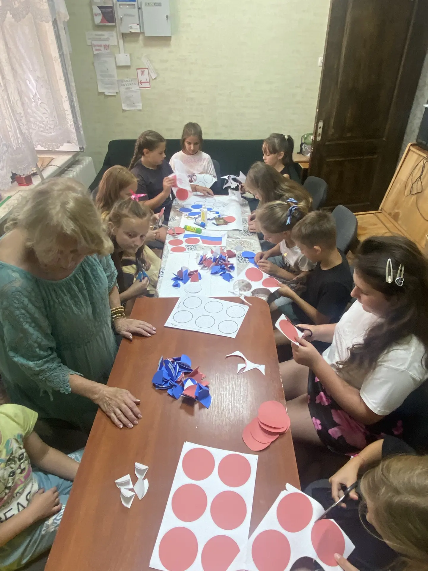 Сегодня в нашем доме культуры прошел мастер класс по изготовлению флага России. Дети с большим интер