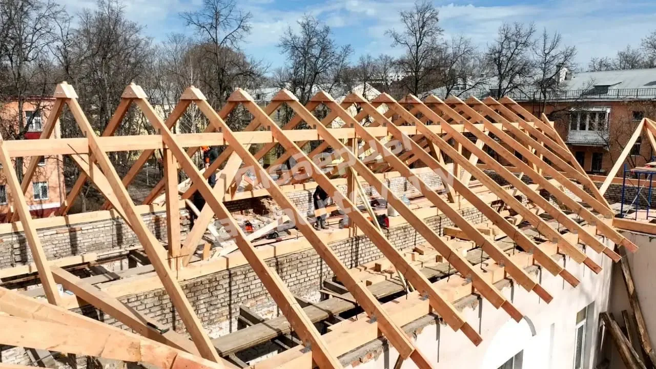 🏗 В поселке Люберец ремонтируют Детскую школу искусств №3  Усиливают проемы, монтируют стропила и пе