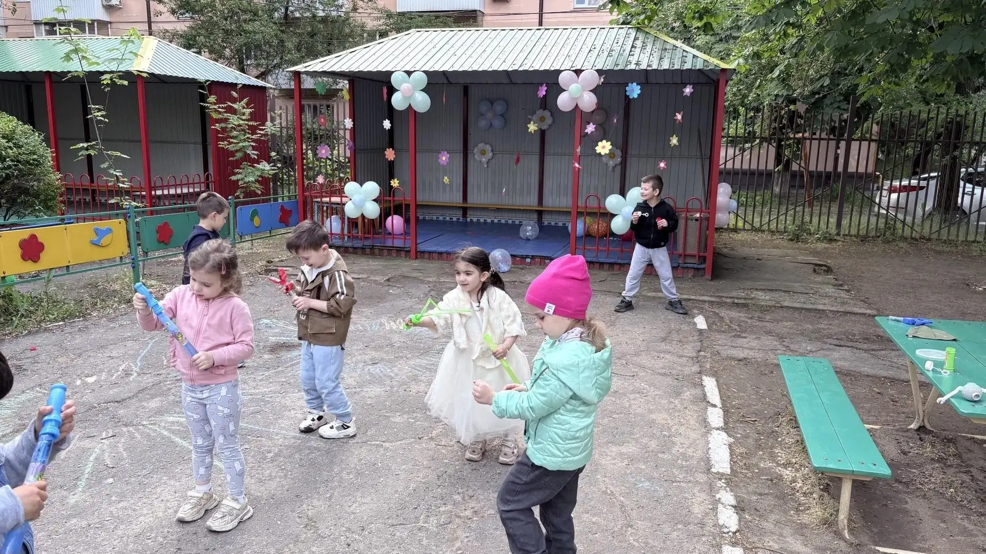 Лето — это маленькая жизнь! С приходом тёплых дней наши прогулки наполнились звонким смехом, творчес
