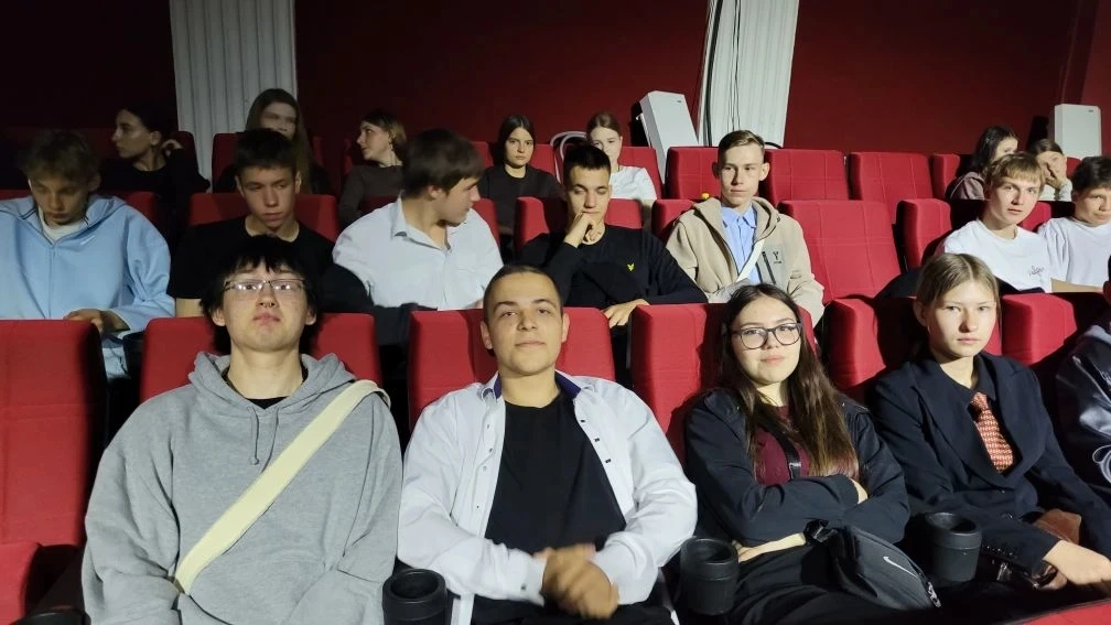 Сеголня, 12 мая, студенты отделения "ОПУТ" побывали, в уже ставшим любимым, театре "Версия".  Спекта