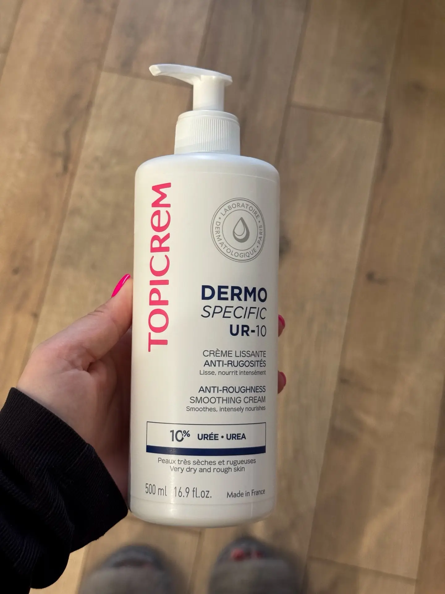 Уже некоторое время пользуюсь кремом Topicrem UR-10 с 10% мочевины, и кожа на ногах стала заметно мя