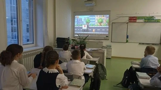 РАЗГОВОРЫ О ВАЖНОМ Утро понедельника, 2 февраля, в нашем лицее началось с торжественной линейки, цер