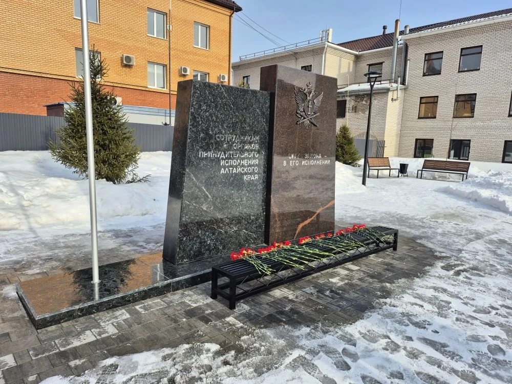 Дань уважения: коллеги из Республики Хакасия, возложили цветы к памятному знаку сотрудников органов 