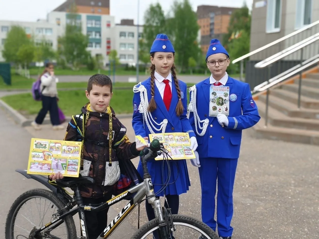 👮‍♂️🛣️Сотрудники Госавтоинспекции города Твери совместно с отрядом ЮИД СОШ № 50 провели мероприятие 