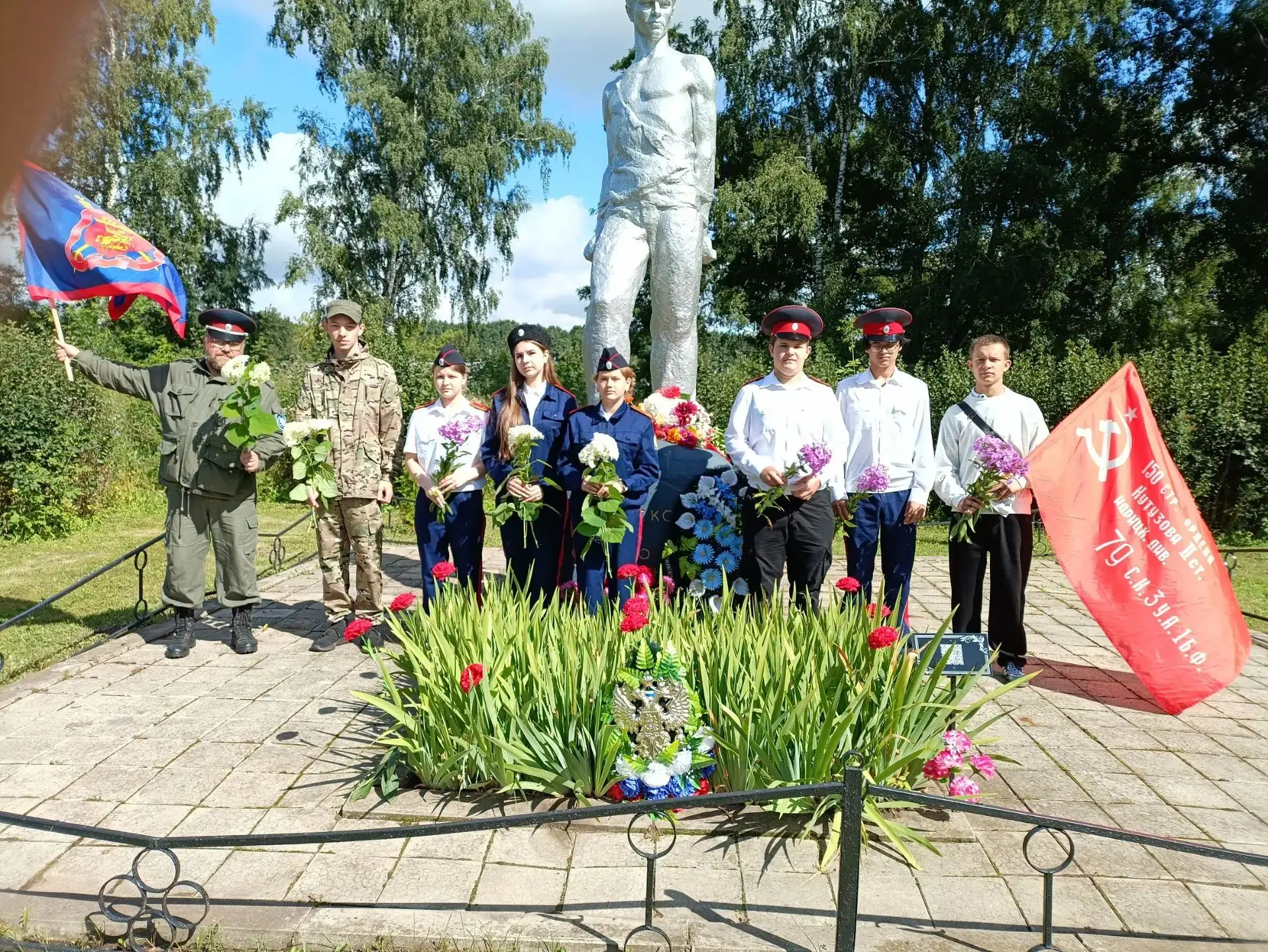 12 августа учащиеся и выпускники МБОУ-Парамоновской ООШ под руководством руководителя ш...