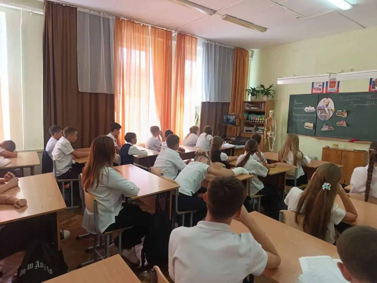 учащиеся 7б класса провели увлекательный урок в рамках курса "Разговоры о важном", посв...